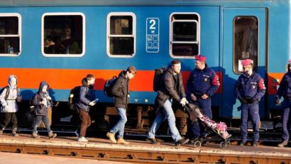 Bild: Darko Vojinovic/AP/dpa
Flüchtlinge, die vor dem Krieg in der Ukraine geflohen sind, kommen am ungarischen Bahnhof in Zahony an.