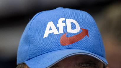 Bild: Monika Skolimowska/dpa-Zentralbild/dpa
Ob der Verfassungsschutz die AfD als rechtsextremistischen Verdachtsfall ins Visier nehmen darf entscheidet das Verwaltungsgericht Köln.