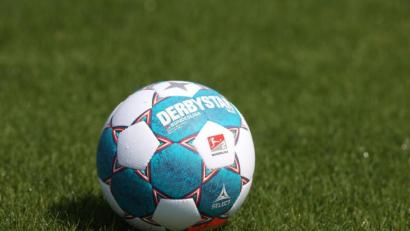 Bild: Guido Kirchner/dpa/Symbolbild
Der Spielball der Saison 2021/2022 der Bundesliga liegt auf dem Rasen.