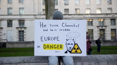 Symbolbild: : Hesther Ng/SOPA Images via ZUMA Press Wire/dpa
Mit drastischen Worten warnt dieser Demonstrant in London vor Putin:: "Er hat Tschernobyl eingenommen und er ist wahnsinnig. Europa ist in Gefahr, wieder."