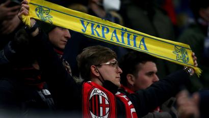 Bild: Spada/dpa
Unterstützung für die Ukraine, wie hier beim Derby AC Mailand gegen Inter Mailand am Dienstagabend. Der Sport leidet auch massiv unter dem Krieg.