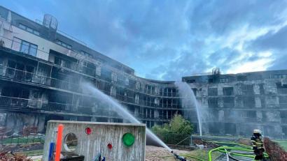 Bild: Stephan Witte/KDF-TV/dpa
Der ausgebrannte Wohnkomplex in Essen muss abgerissen werden. Zu heftig sind die Schäden nach dem Großbrand.