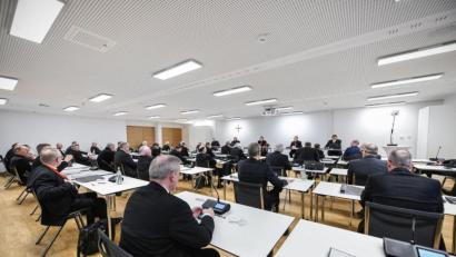 Bild: Julia Steinbrecht/KNA/dpa
Bischöfe im Tagungsraum bei der Eröffnung der Frühjahrsvollversammlung der Deutschen Bischofskonferenz (DBK).