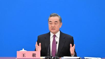 Bild: Li Xin/Xinhua/dpa
Wang Yi, Außenminister von China, spricht am Rande der laufenden Jahrestagung des chinesischen Volkskongresses bei einer Pressekonferenz.