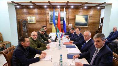 Bild: Uncredited/BelTA/AP/dpa
Das von der belarussischen Staatsagentur BelTA verbreitete Bild zeigt ukrainische und russische Vertreter, die an der dritten Gesprächsrunde in Brest, Belarus, teilnehmen.