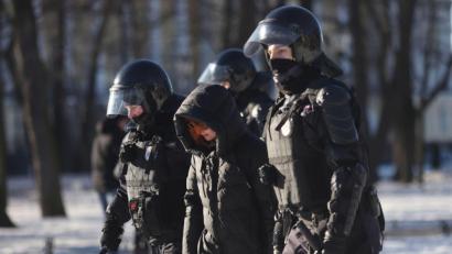 Bild: Stringer/SOPA Images via ZUMA Press Wire/dpa
Polizeibeamte nehmen am Sonntag eine Demonstrantin in St. Petersburg fest.