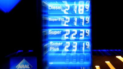 Bild: Tobias Hase/dpa
Die Preise für Diesel und Benzin an einer Tankstelle in München.