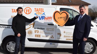 Bild: bnr
VR-Vorstandssprecher Bernhard Werner (rechts) übergab eine Spende von 2500 Euro an den Tafelvorsitzenden Albert Bruckner (links).