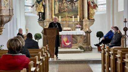 Bild: Eichl
Bischof Klaus Stiegler (am Ambo) diskutiert mit den Gläubigen nach dem Sonntagsgottesdienst eine Stunde lang über den Verkauf des Bonhoeffer-Hauses; mit im Altarraum: Pfarrer Wilfried Römischer, Dekan Thomas Guba und Markus Pentner (von links).