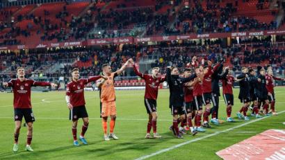 Bild: Löb Daniel/dpa
Nürnbergs Team mit dem Torschützen des Siegtreffers Tim Handwerker (4. v.l) jubeln ihren Fan zu.