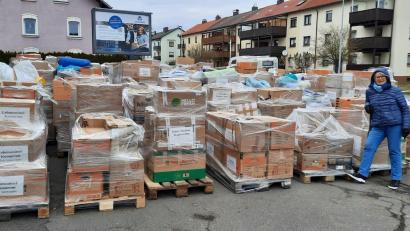 Bild: Bender/exb
Insgesamt kamen am Samstag 140 Paletten an Hilfsgütern für die Ukraine zusammen, die bei Elektro Schulz auf dem Gelände des früheren Autohauses Hajek verladen wurden.
