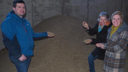 Bild: ws
Strohpellets gehören zur Produktpalette der Trocknungsgenossenschaft Tirschenreuth, die Vorstandsvorsitzender Alois Riedl den Grünen-Abgeordneten Anna Schwamberger und Gisela Sengl (von rechts) zeigen durfte. Riedl verdeutlichte den Landtags-Politikerinnen aber, dass die hohen Energiepreise wohl vorerst zu einem Produktionsstopp führen würden.