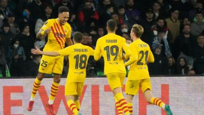 Bild: Salvatore Varo/Zuma Press/dpa
Barcelonas Pierre-Emerick Aubameyang (l) jubelt mit Teamkollegen nach seinem Treffer.