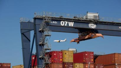 Bild: David Zorrakino/EUROPA PRESS/dpa
Container stehen im Hafen von Barcelona.