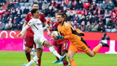 Bild: Sven Hoppe/dpa
Bayern-Torwart Sven Ulreich (r) ist vor dem Leverkusener Amine Adli am Ball.