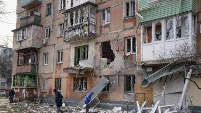 Bild: Evgeniy Maloletka/AP/dpa
Menschenrechtler bezeichnen die Lage in der umkämpften Stadt Mariupol als katastrophal.