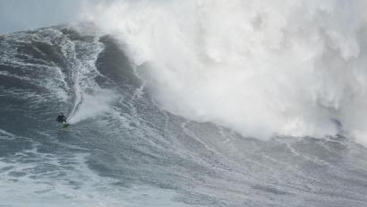Bild: Miguel Sacramento/dpa
Sebastian Steudtner reitet eine Welle in Portugal.