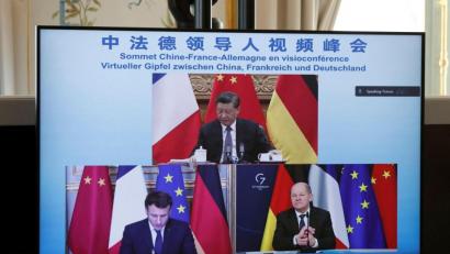 Bild: Benoit Tessier/Reuters/AP/dpa
Emmanuel Macron (unten,l.), Olaf Scholz (unten,r.) und Xi Jinping während der Videokonferenz.