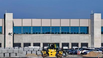 Bild: Patrick Pleul/dpa
Das Werk steht bereits: Die Tesla Fabrik Berlin Brandenburg.