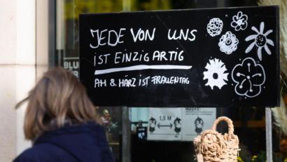 Bild: Julian Stratenschulte/dpa
„Jede von ist einzigartig - Am 8. März ist Frauentag“: Ein Schild vor einem Blumenladen in Hannover.