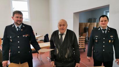 Bild: gz
Der absolute Höhepunkt war die Ehrung von Josef Egerer(Mitte) für 70-jährige Treue durch Vorsitzenden Jürgen Bösl (links) und Stellvertreter Stefan Schönberger (rechts).