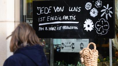 Bild: Julian Stratenschulte
"Jede von uns ist einzigartig - Am 8. März ist Frauentag" steht auf einem Schild vor einem Blumenladen in Hannover.