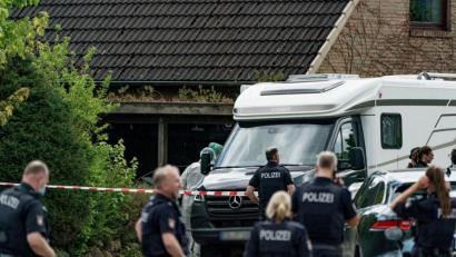 Bild: Axel Heimken/dpa
Dreifachmord-Prozess: In dem Haus in Dänischenhagen bei Kiel sind ingesamt zwei Tote gefunden worden.