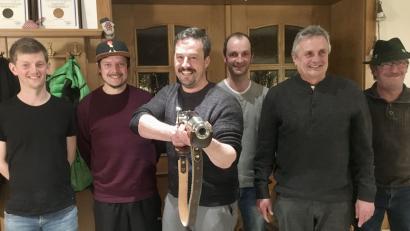 Bild: gri
Die Freudenberger Johannisbergschützen treten an (von links): Kassenprüfer Stefan Koch, Kassenwart Matthias Schlegl, Vorsitzender Martin Albrecht, Zweiter Vorsitzender Daniel Uschold, Hans Daucher und Beisitzer Franz Scharl.