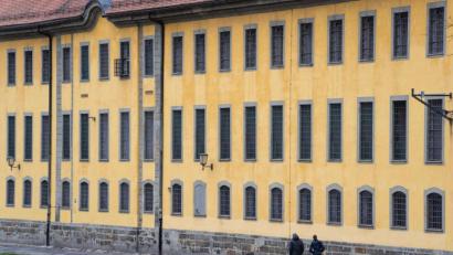 Bild: Nicolas Armer/dpa
Spaziergänger gehen vor dem Gebäude der JVA Bamberg.