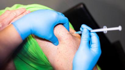 Bild: Moritz Frankenberg/dpa
Bei rund 37.000 der rund 57.000 Impfdosen gestern handelte es sich um Auffrischungsimpfungen.