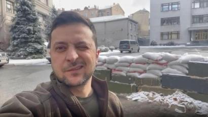 Bild: Uncredited/Ukrainian Presidential Press Office/AP/dpa
Ist nicht bereit, die Unabhängigkeit der selbst ernannten „Volksrepubliken“ sowie die russische Herrschaft über die Krim anzuerkennen: Ukraines Präsident Wolodymyr Selenskyj.