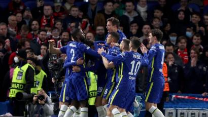 Bild: Ian Walton/AP/dpa
Die Spieler des FC Chelsea jubeln über das Tor zum 1:0 gegen OSC Lille durch Kai Havertz.