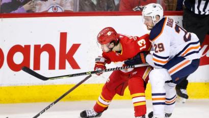 Bild: Larry Macdougal/The Canadian Press via AP/dpa
Leon Draisaitl (r) und seine Edmonton Oilers kassierten bei den Calgary Flames eine Niederlage.