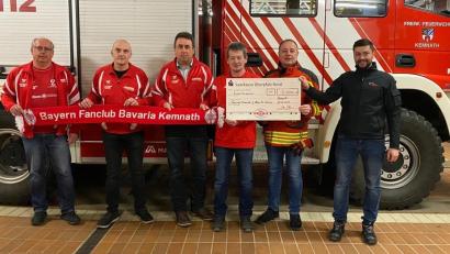 Bild: mde
2000 Euro übergab der Bayernfanclub Kemnath an die Feuerwehr Kemnath für die Hilfsaktion für die Feuerwehr Dernau im Ahrtal. Die Spende überreichten vonseiten des FC-Bayern-Fanclubs Beisitzer Roland Kische, Vorsitzender Rainer Kische, Kassier des Fanclubs und der Feuerwehr Klaus Fiebig und Beisitzer Harald Wachenbrunner an Feuerwehrkommandant Peter Denz und Feuerwehrvorstand Marco Schäffler (von links).