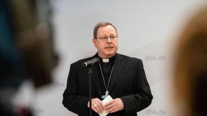 Bild: Nicolas Armer/dpa
Der Vorsitzende der Deutschen Bischofskonferenz, Georg Bätzing, spricht bei der Eröffnungspressekonferenz der Frühjahrs-Vollversammlung der Deutschen Bischofskonferenz.