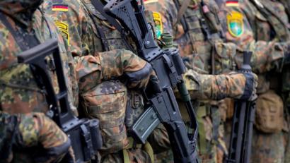 Bild: Monika Skolimowska/dpa-Zentralbild/dpa
Die Bundeswehr soll über ein Sondervermögen 100 Milliarden Euro für Investitionen und Rüstungsvorhaben erhalten.