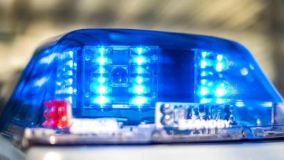 Bild: David Inderlied/dpa/Symbolbild
Ein Blaulicht leuchtet auf dem Dach eines Polizeiwagens.