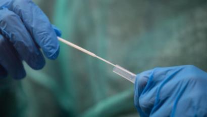 Bild: Sebastian Gollnow/dpa/Symbolbild
Ein Mitarbeiter hält ein Abstrichstäbchen für die Durchführung eines Corona-Tests in der Hand.