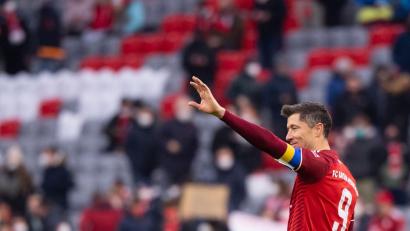 Bild: Sven Hoppe/dpa
Robert Lewandowski von München trägt eine Ukraine-Binde während des Spiels gegen Frankfurt.