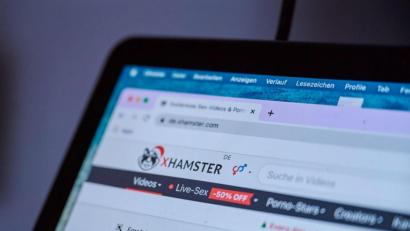 Bild: Annette Riedl/dpa
Gegen das reichweitenstarke Pornoportal xHamster wurde eine Netzsperre wegen Missachtung des Kinder- und Jugendschutzes beschlossen.