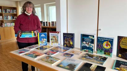 Bild: exb
Ob Gute-Nacht-Geschichten, Krimis und aktuelle Romane oder ein Wanderführer fürs Fichtelgebirge: Aus einem großen Angebot können Bücherfreunde in der Immenreuther Pfarrbücherei auswählen. Das Team um Leiterin Anita Reichenberger präsentiert wieder viele attraktive Neuanschaffungen.
