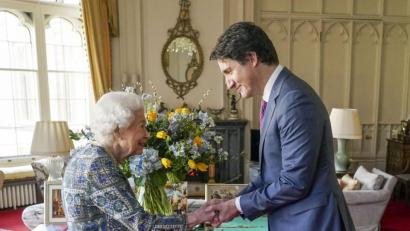 Bild: Steve Parsons/PA Wire/dpa
Königin Elizabeth II. (l) empfängt den kanadischen Premier Justin Trudeau auf Schloss Windsor.