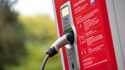 Bild: Jonas Walzberg/dpa
Der Bund will mehr in die Infrastruktur für E-Autos investieren.