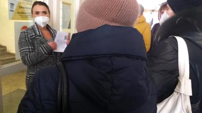 Bild: tk
Alona Baumbach (links) trifft sich mit Flüchtlingen aus der Ukraine vor der Ausländerbehörde der Stadt Amberg. Die Gruppe muss aber unverrichteter Dinge wieder abziehen.