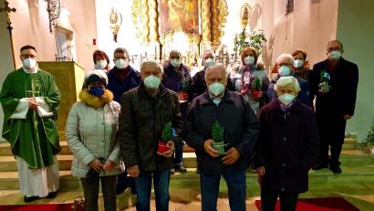 Bild: Manuela Popp/exb
Bei einem Gottesdienst ehrt die Pfarrei Ursensollen ihre Ehejubilare und überreicht ihnen kleine Bäumchen. Den Gottesdienst zelebriert Pfarrer Johannes Arweck (links).