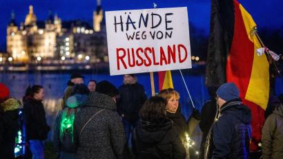 Bild: Jens Büttner/dpa-Zentralbild/dpa
Teilnehmer einer Protestaktion gegen die Corona-Schutzmaßnahmen.