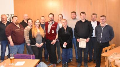 Bild: hcz
Die Geehrten und die neue Vorstandschaft des Schnupfer- Clubs Latsch. Der neue Vorsitzende Markus Pschierer in der Mitte (7. v.l.).