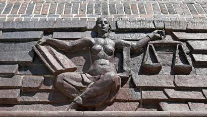 Bild: Hendrik Schmidt/dpa-Zentralbild/dpa/Symbolbild
Blick auf die Justitia über dem Eingang eines Landgerichts.