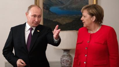 Symbolbild: Ralf Hirschberger
Da geht's lang: Deutschland hat sich unter Bundeskanzlerin Angela Merkel (CDU) wirtschaftlich abhängig gemacht von Wladimir Putins Russland.