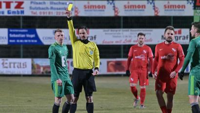 Bild: ref
Andre Karzmarczyk (links) kann's nicht glauben: Schiedsrichter Lothar Ostheimer zeigt ihm die Gelbe Karte. Die dritte für Ammerthal nach wenigen Minuten. Vorher hatten Mario Zitzmann und Raffael Kobrowski Gelb gesehen.